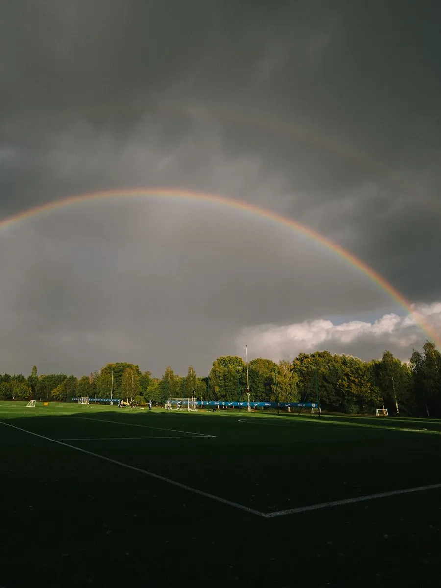 半岛体育APP-雨后天晴！切尔西官方晒图：科巴姆基地上空出现彩虹