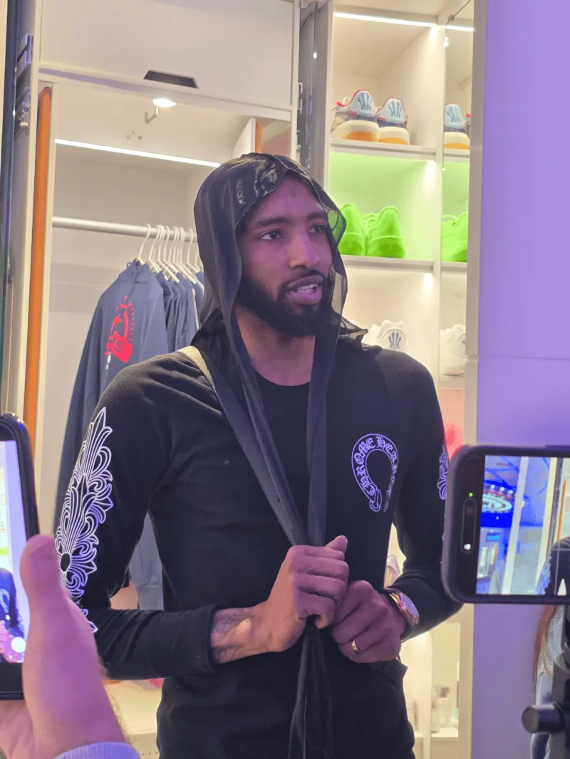 半岛体育官方网站-小琼斯谈对阵开拓者：我们别无选择，只能拼尽全力奋力争胜